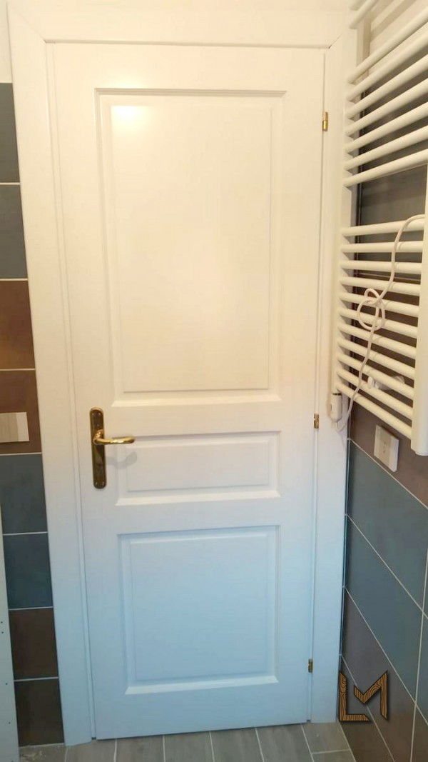 Porta a tre bugne sfalsate