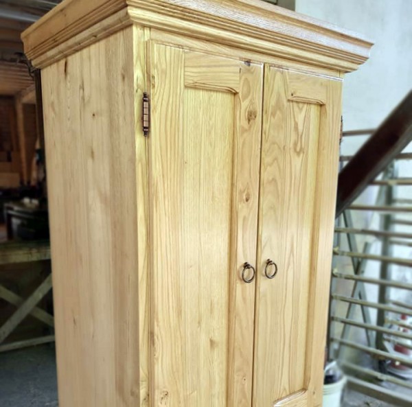 Mobile bagno in castagno