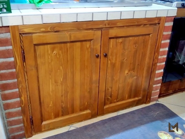 Sportelli in abete per cucina in muratura.