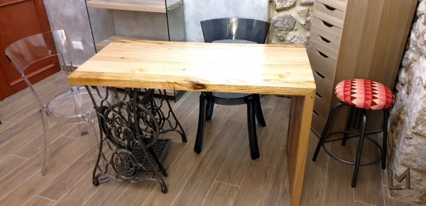 Tavolo esposizione con piedi Singer