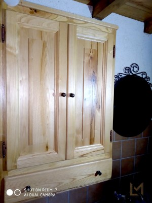 Mobiletti bagno in castagno naturale
