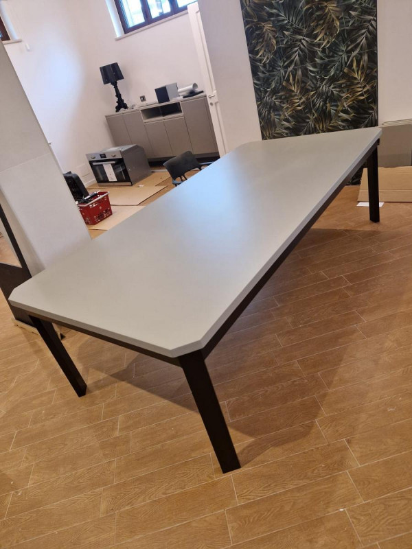 Tavolo moderno